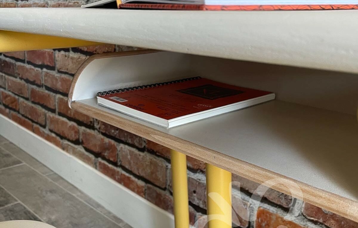bureau écolier ancien pupitre vue case rangement détail