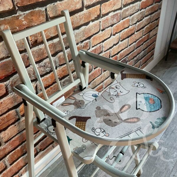 Chaise haute bébé pliante gros plan table