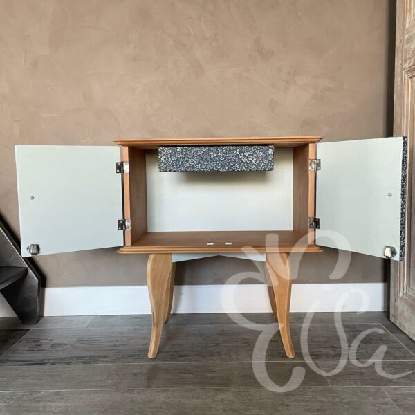meuble d'appoint portes tissu fleuri portes ouvertes