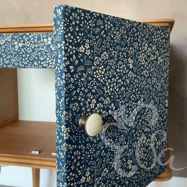 meuble d'appoint portes tissu fleuri détail porte
