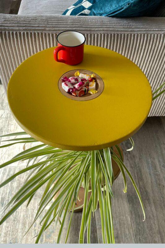 upcycling meuble: un cendrier transformé en bout de canapé vue de dessus
