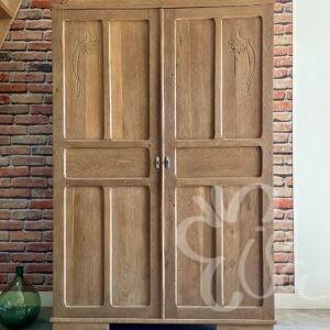 Grande armoire en chêne massif