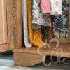 armoire en chêne vue sur le pied et l'intérieur