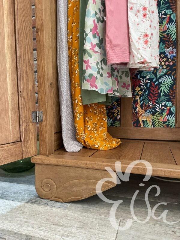 armoire en chêne vue sur le pied et l'intérieur