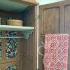 armoire en chêne vue sur étagère et intérieur porte et barre porte cravate