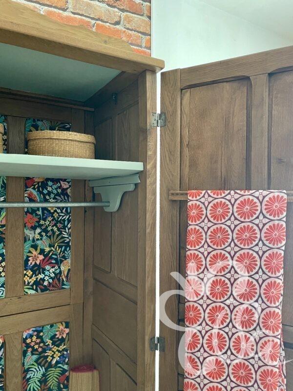 armoire en chêne vue sur étagère et intérieur porte et barre porte cravate