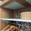 armoire en chêne vue sur étagère