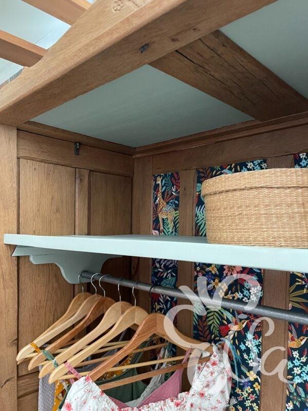 armoire en chêne vue sur étagère