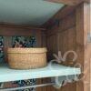 armoire en chêne vue sur étagère