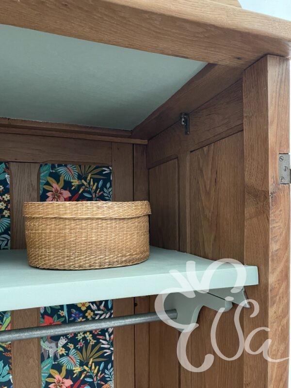 armoire en chêne vue sur étagère