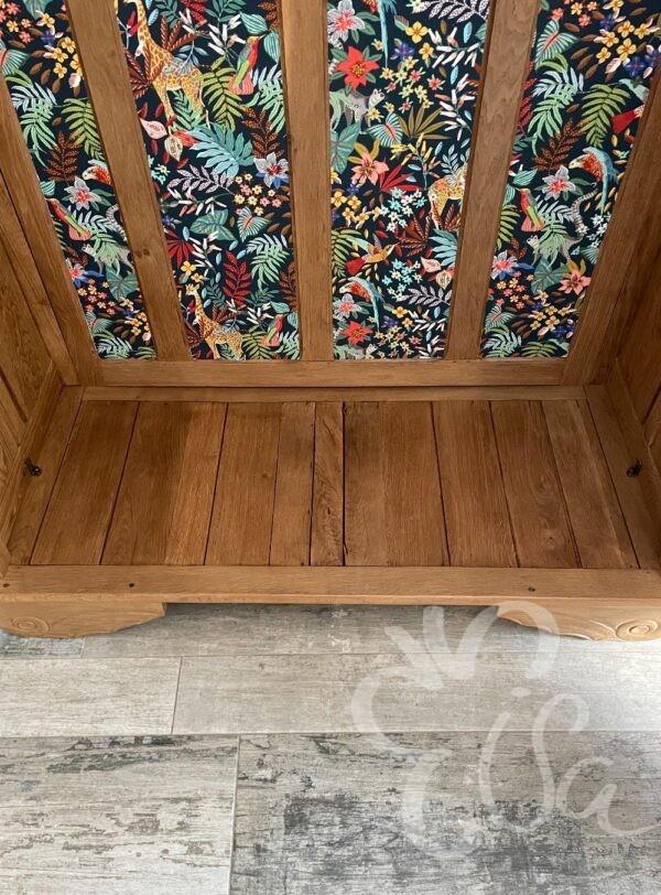 armoire en chêne vue de haut sur le plancher