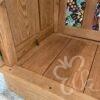 armoire en chêne détail sur plancher en chêne