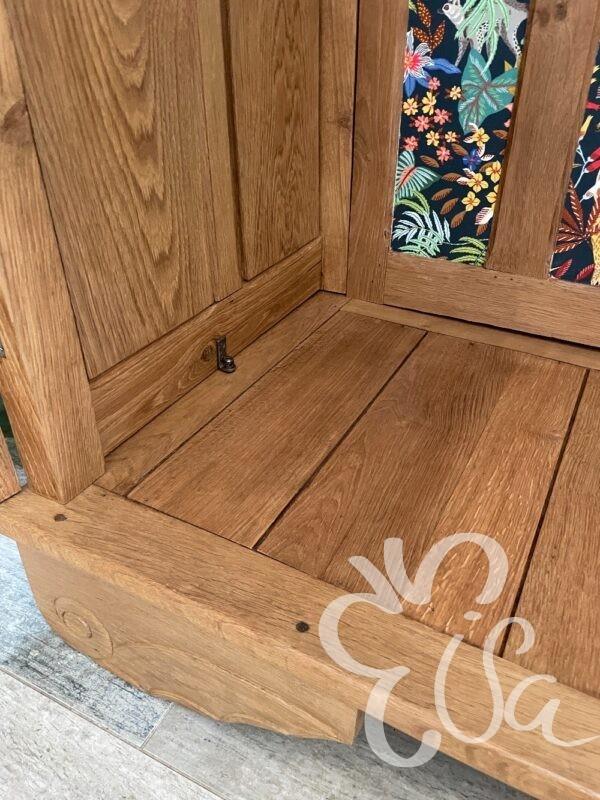 armoire en chêne détail sur plancher en chêne