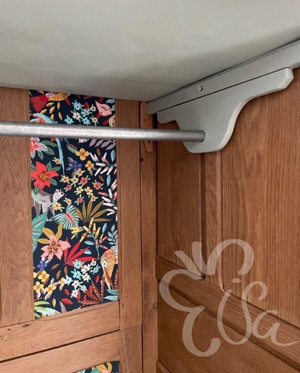 armoire en chêne vue sur tringle