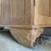 armoire en chêne vue sur pied