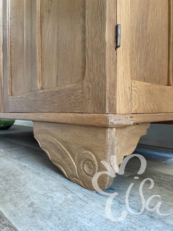 armoire en chêne vue sur pied