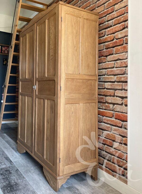 armoire en chêne vue sur côté droit