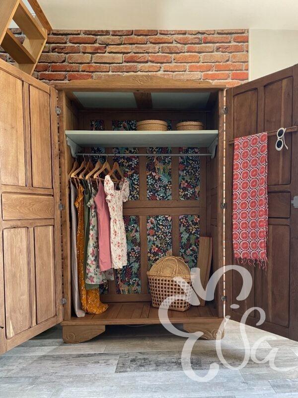 armoire en chêne vue générale portes ouvertes
