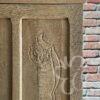 armoire en chêne vue sur détail fleuri porte droite