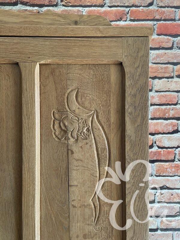armoire en chêne vue sur détail fleuri porte droite