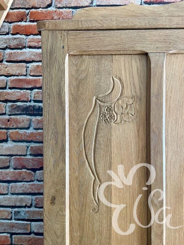 armoire en chêne vue sur détail fleuri prote gauche
