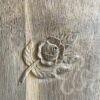 chevet haut et étroit art déco vue détail fleur sur porte