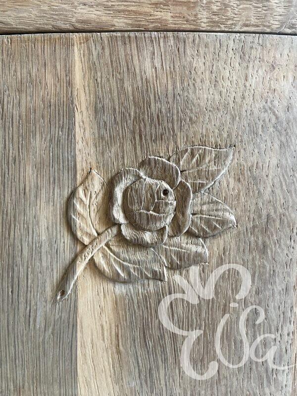 chevet haut et étroit art déco vue détail fleur sur porte
