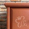 Commode 4 tiroirs terracotta pieds fuseaux vue coin supérieur