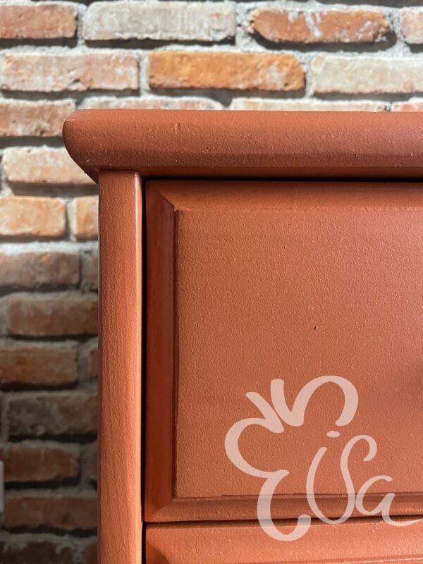 Commode 4 tiroirs terracotta pieds fuseaux vue coin supérieur