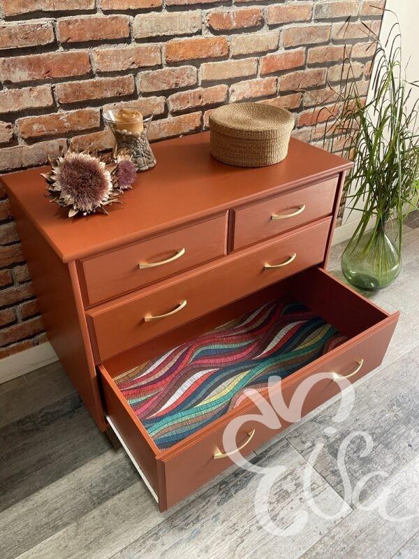 Commode 4 tiroirs terracotta pieds fuseaux vue intérieur tiroir