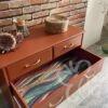 Commode 4 tiroirs terracotta pieds fuseaux vue intérieur tiroir