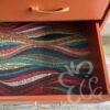 Commode 4 tiroirs terracotta pieds fuseaux vue intérieur tiroir