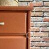 Commode 4 tiroirs terracotta pieds fuseaux vue coin supérieur
