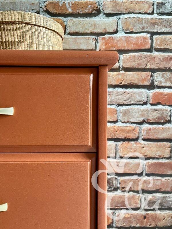 Commode 4 tiroirs terracotta pieds fuseaux vue coin supérieur