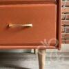 Commode 4 tiroirs terracotta pieds fuseaux détail sur pied fuseau
