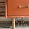 Commode 4 tiroirs terracotta pieds fuseaux détail sur pied fuseau