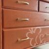 Commode 4 tiroirs terracotta pieds fuseaux vue sur tiroir