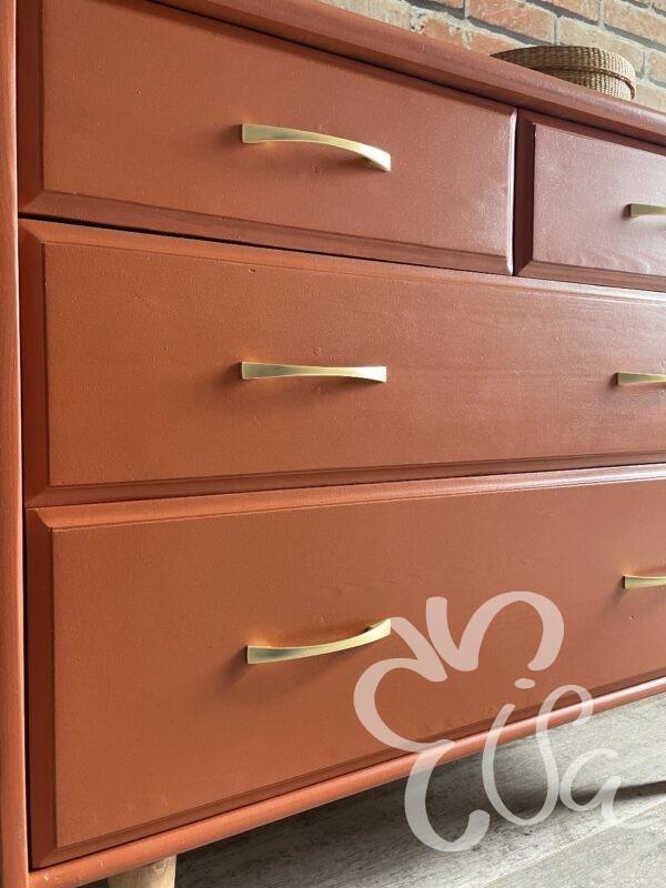 Commode 4 tiroirs terracotta pieds fuseaux vue sur tiroir