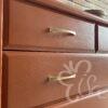 Commode 4 tiroirs terracotta pieds fuseaux vue sur tiroir