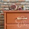 Commode 4 tiroirs terracotta pieds fuseaux vue coin supérieur