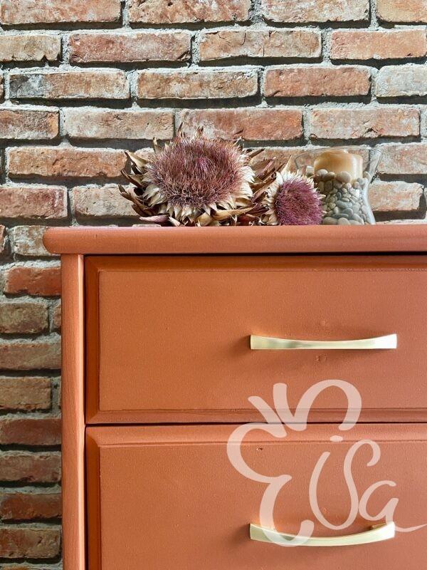Commode 4 tiroirs terracotta pieds fuseaux vue coin supérieur