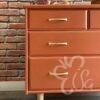 Commode 4 tiroirs terracotta pieds fuseaux vue moitié gauche