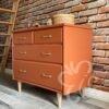 Commode 4 tiroirs terracotta pieds fuseaux vue trois quart