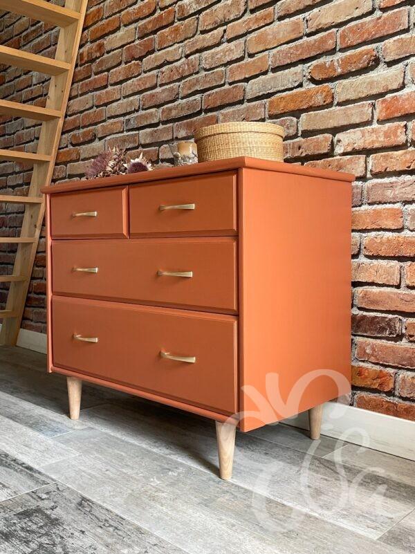 Commode 4 tiroirs terracotta pieds fuseaux vue trois quart