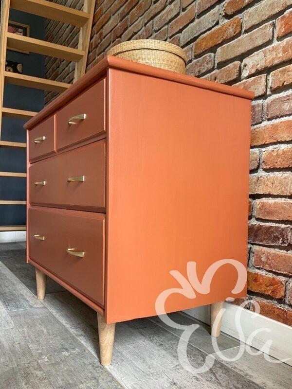 Commode 4 tiroirs terracotta pieds fuseaux vue coté droit