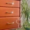 Commode 4 tiroirs terracotta pieds fuseaux vue sur tiroirs