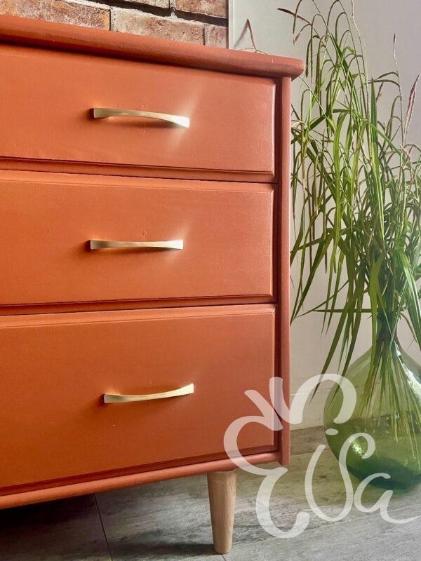 Commode 4 tiroirs terracotta pieds fuseaux vue sur tiroirs