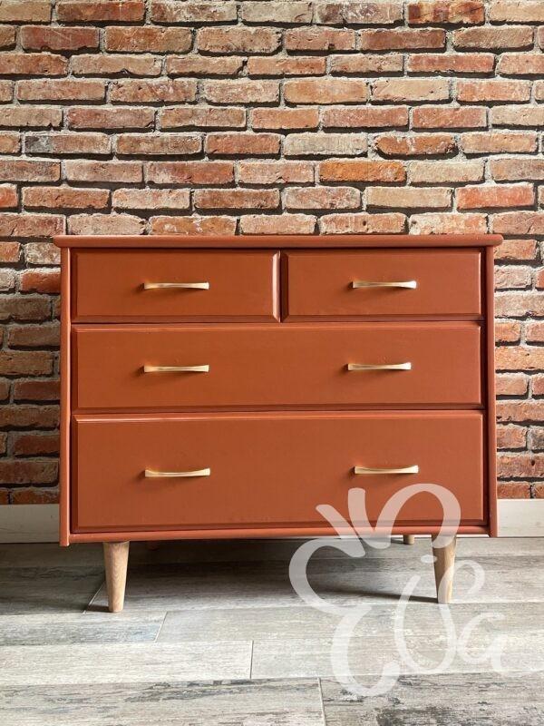 Commode 4 tiroirs terracotta pieds fuseaux vue de face